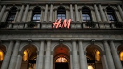 Ｈ＆Ｍが謝罪、豪州での制服の広告に批判